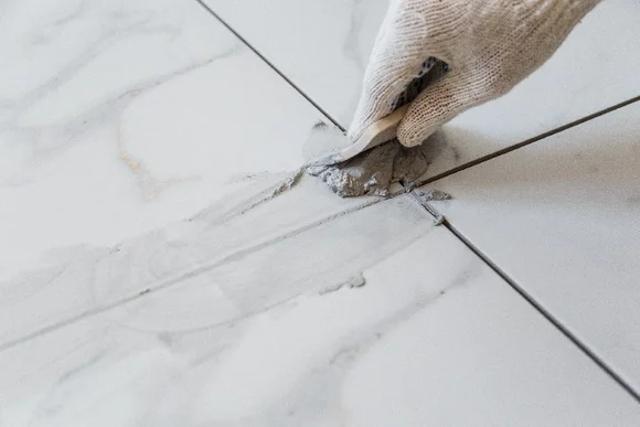 Hand verfught Fliesen mit Kelle